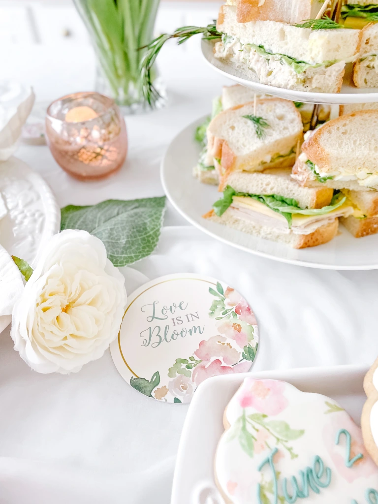 Bridal showers with sandwiches with tea and exquisite eclairs